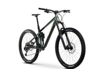 Ghost Riot AM AL 2025 – widok boczny, kolor emerald trail/black