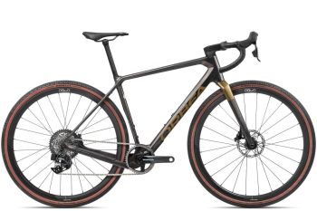 Orbea Terra M21e Team AXS – karbonowy rower gravelowy na szutrowej trasie